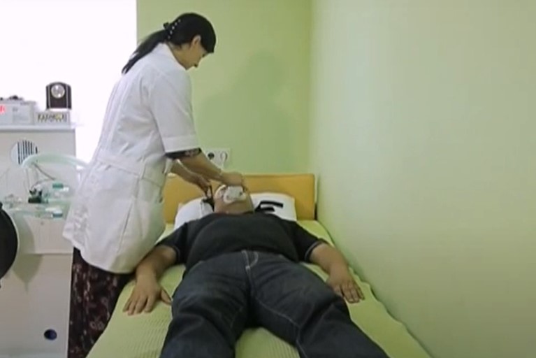 Девушка врач осматривает пациента