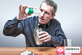 Мужчина смотрит в банку от таблеток