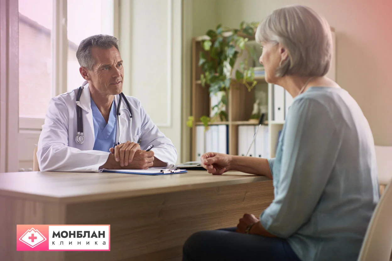 Женщина консультирется с врачем
