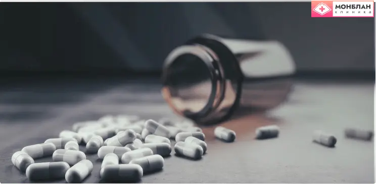 баночка и рассыпанные таблетки 