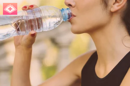 Девушка пьёт воду