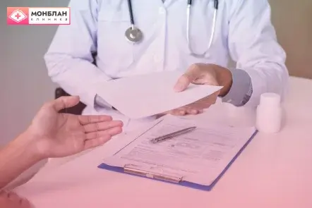 Врач даёт выписку пациенту Врач даёт выписку пациенту