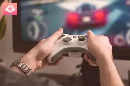 Мужчина играет в игры Мужчина играет в игры