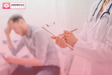 Врач записывает диагноз мужчине Врач записывает диагноз мужчине