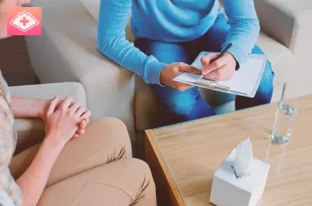 Доктор записывает жалобы пациента Доктор записывает жалобы пациента