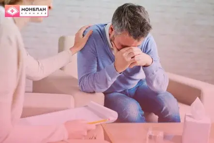 Врач поддерживает мужчину Врач поддерживает мужчину