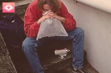 Парень нюхает газ с пакета Парень нюхает газ с пакета